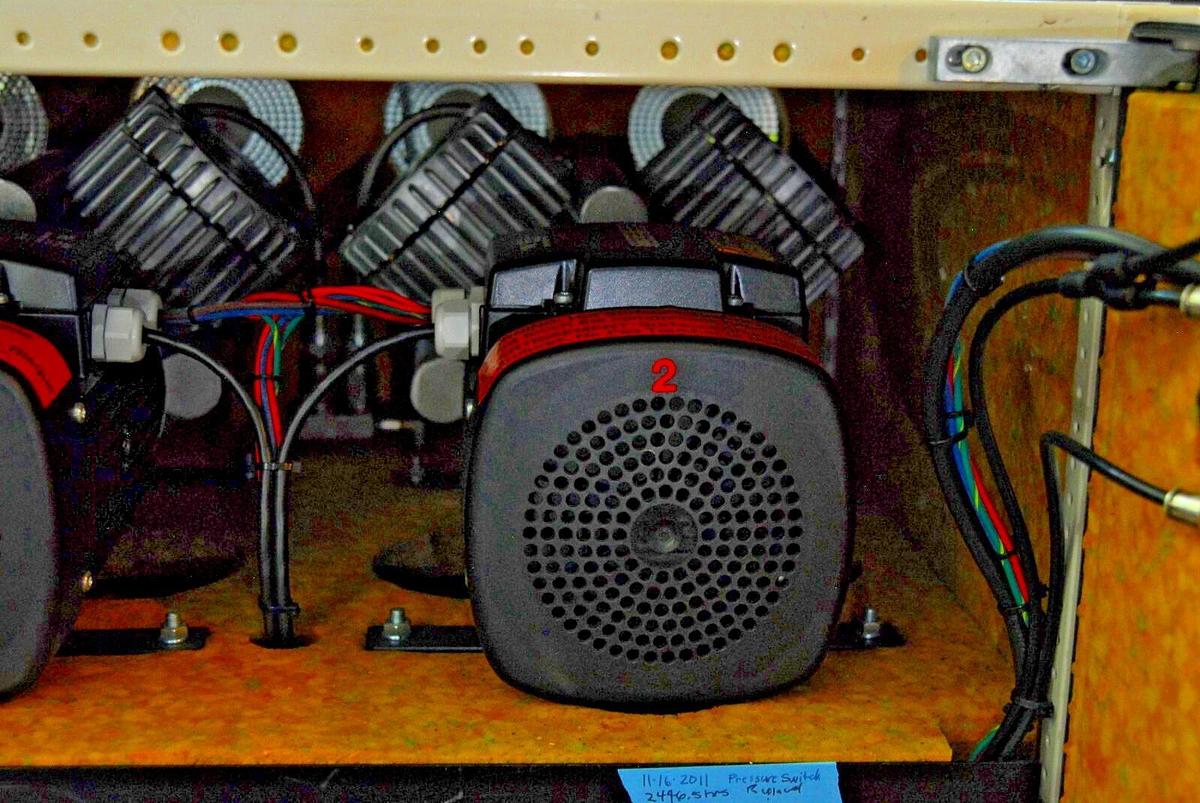 Used JUN-AIR 4000-40M Oil-less Cabinet Air Compressor (40 Liter 120PSI) 1579200