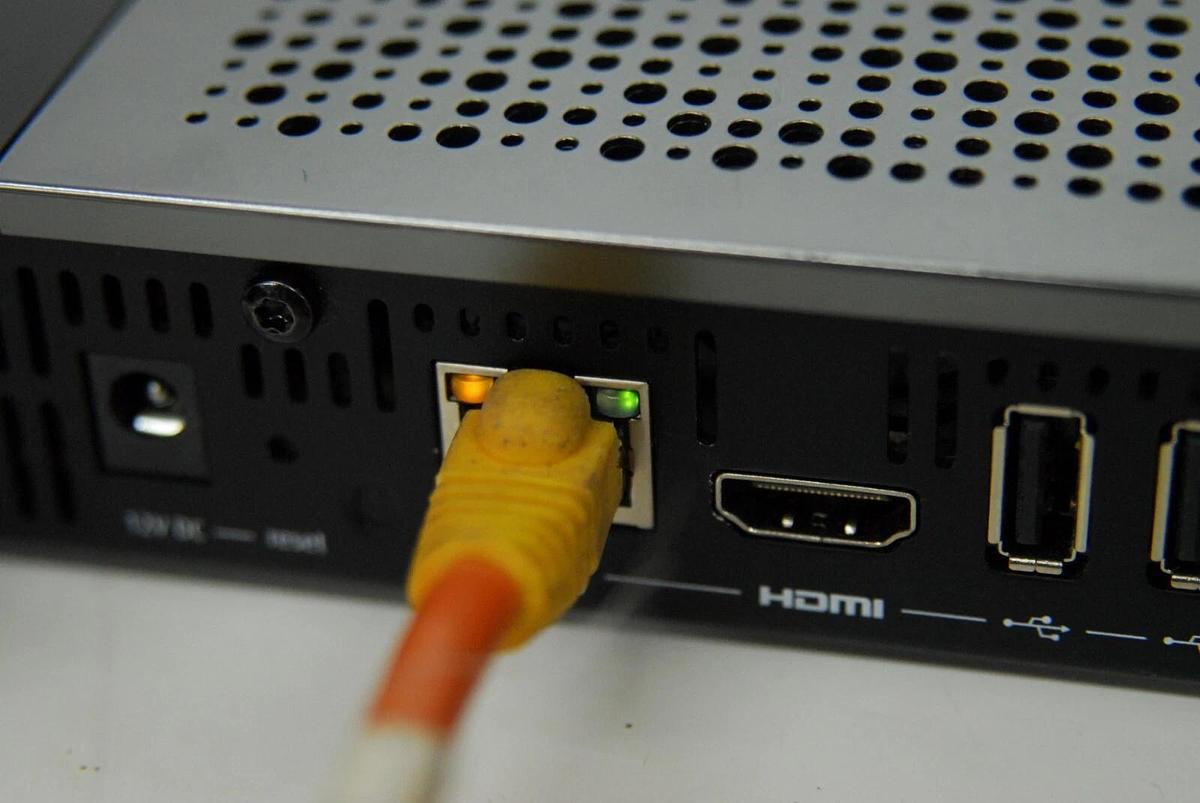 Used Barco ClickShare CSE-200 R9861520 W/ 4 Buttons, Button Holder - Read Description