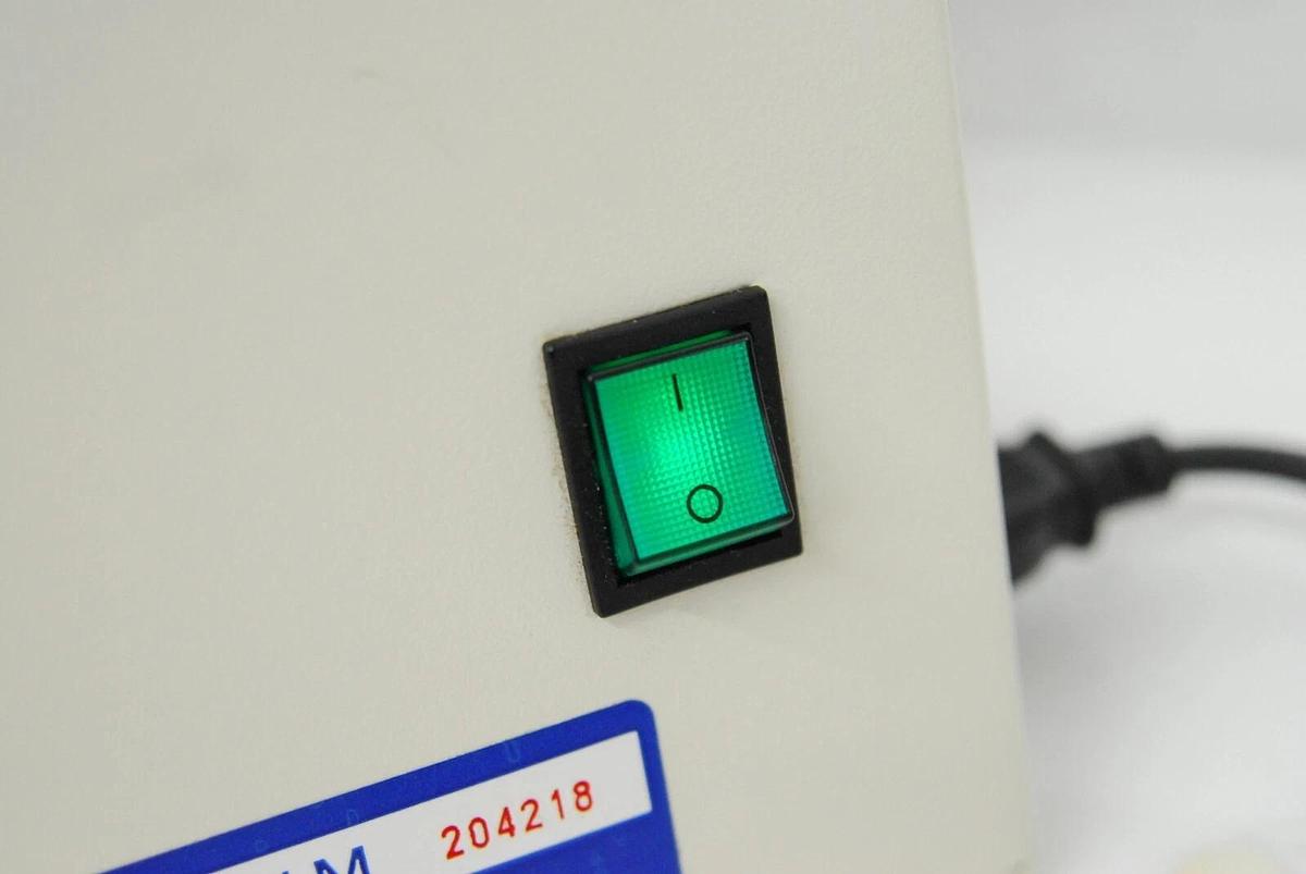 Used Zeiss 1312-732 Axiovert 200M Motorized Base Stand - Read Description - Working