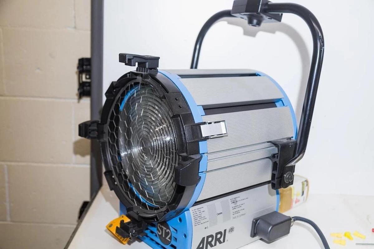 Used ARRI ST2 10" 2000W True Blue Studio Fresnel Light L1.40750.H / TESTED