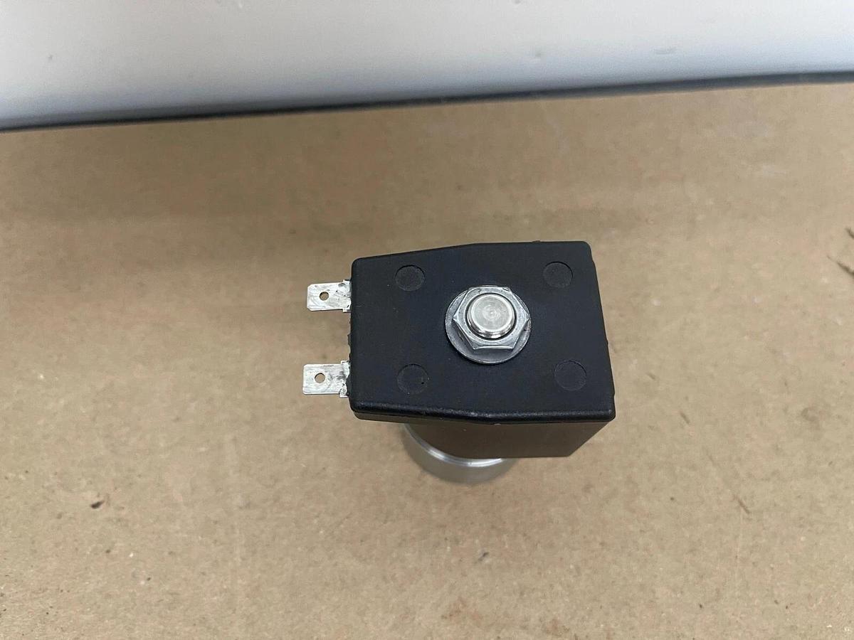 Used Parker 71215SN1MN00NT00N0T100C2 Solenoid Valve 24VDC 10W 150PSI