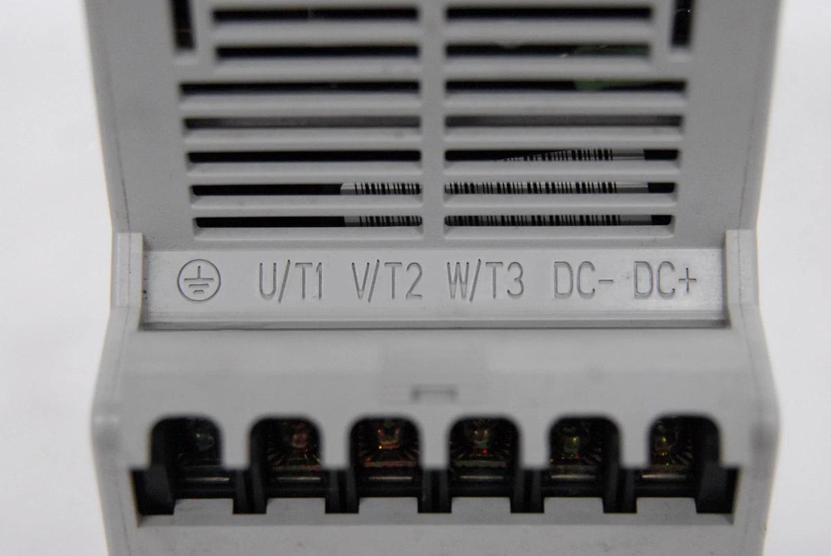 Used Allen-Bradley 160-AA03NSF1P1 7.06 C Variable Frequency Drive W/ 160-P1 Keypad