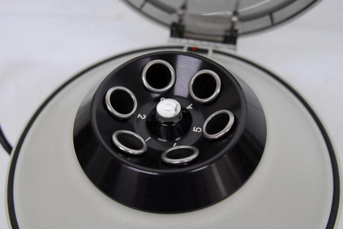 Used Clay Adams 420225 Compact II Centrifuge (Roche 0231) W/ 6-Place Rotor 3200 RPM