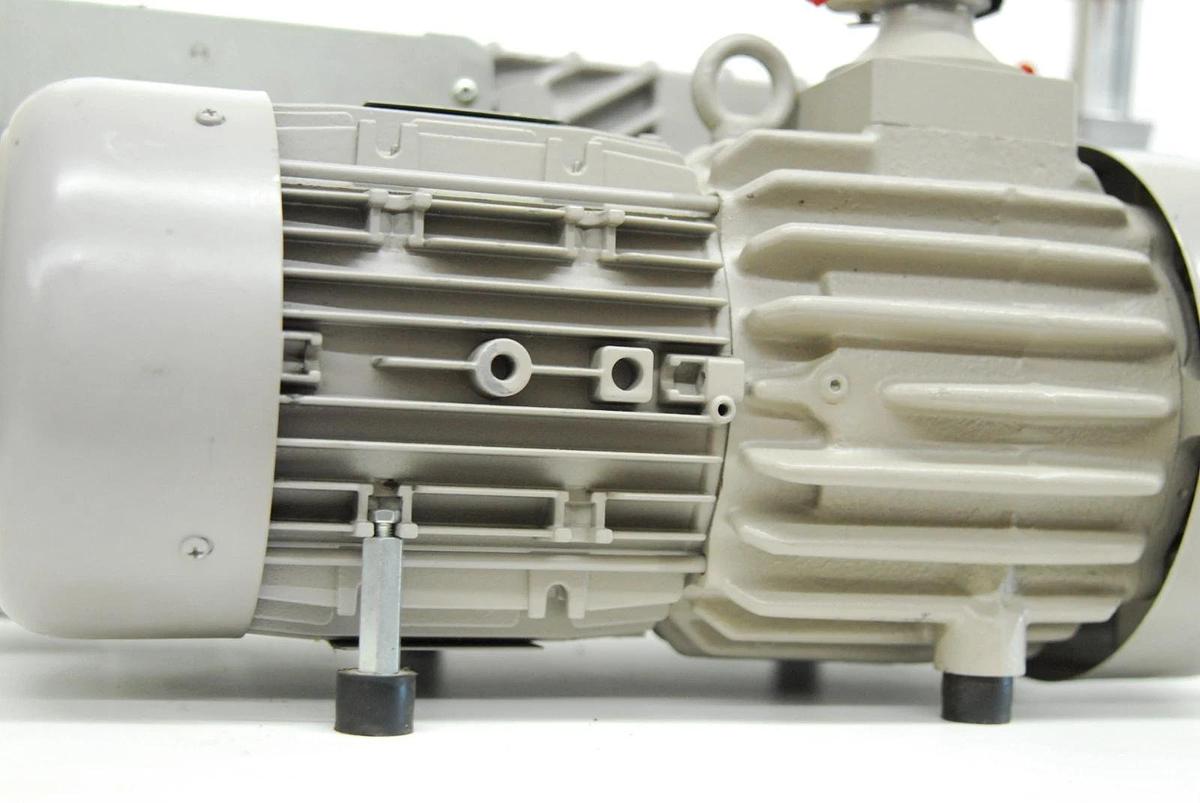 Used Varian MS30 8499225R001 0370408503 Mono-Stage Rotary Vane Vacuum Pump (200-240V)