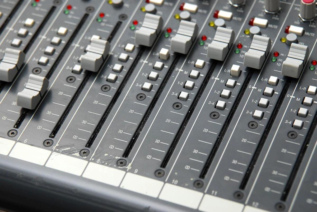 Used Allen & Heath ZED-420 16-Channel Mixer