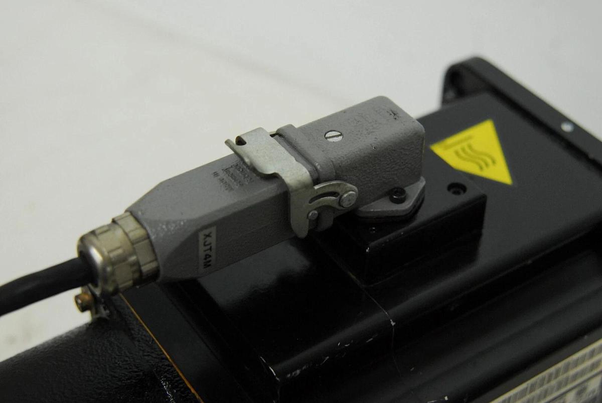 Used Kawasaki Sanyo Denki P60B13200LCX2C BL Super Servo Motor / 60490-1032RON Encoder