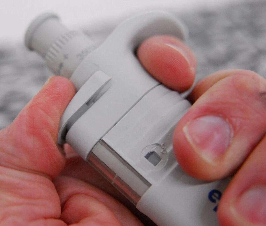 Used Eppendorf Research 10 0.5-10µL 8-Channel Manual Pipette