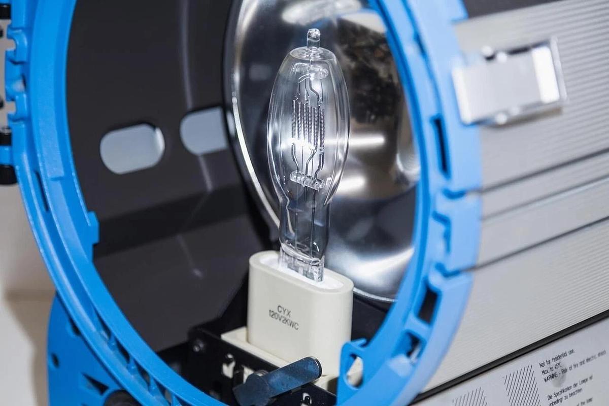 Used ARRI ST2 10" 2000W True Blue Studio Fresnel Light L1.40750.H / TESTED