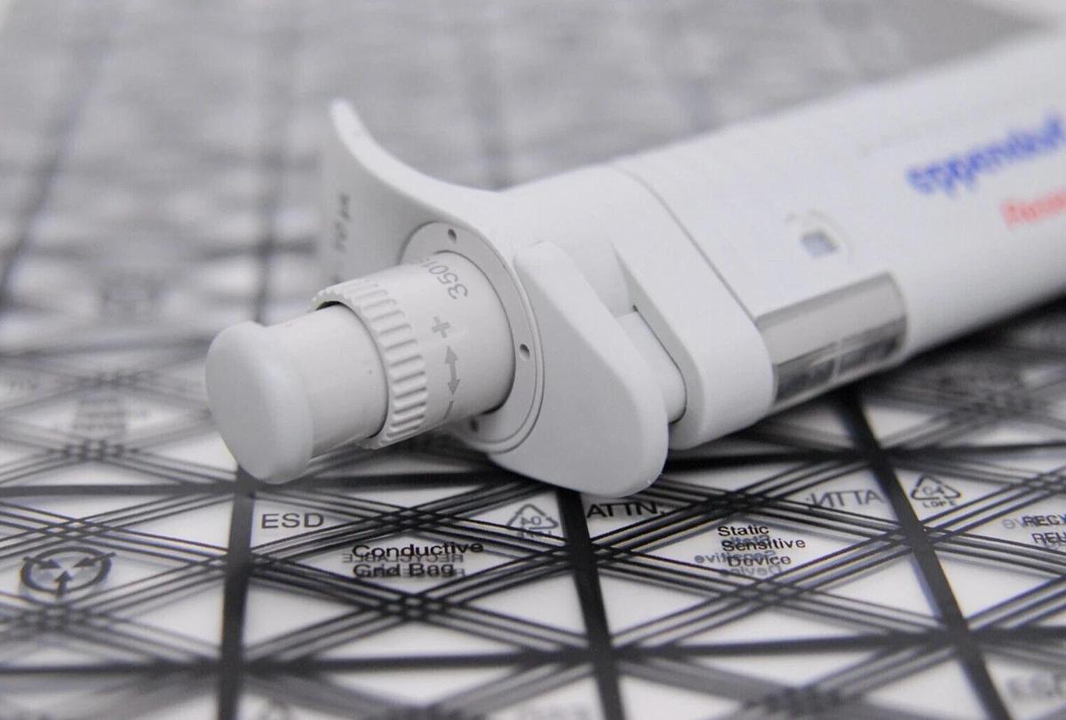 Used Eppendorf Research 10 0.5-10µL 8-Channel Manual Pipette