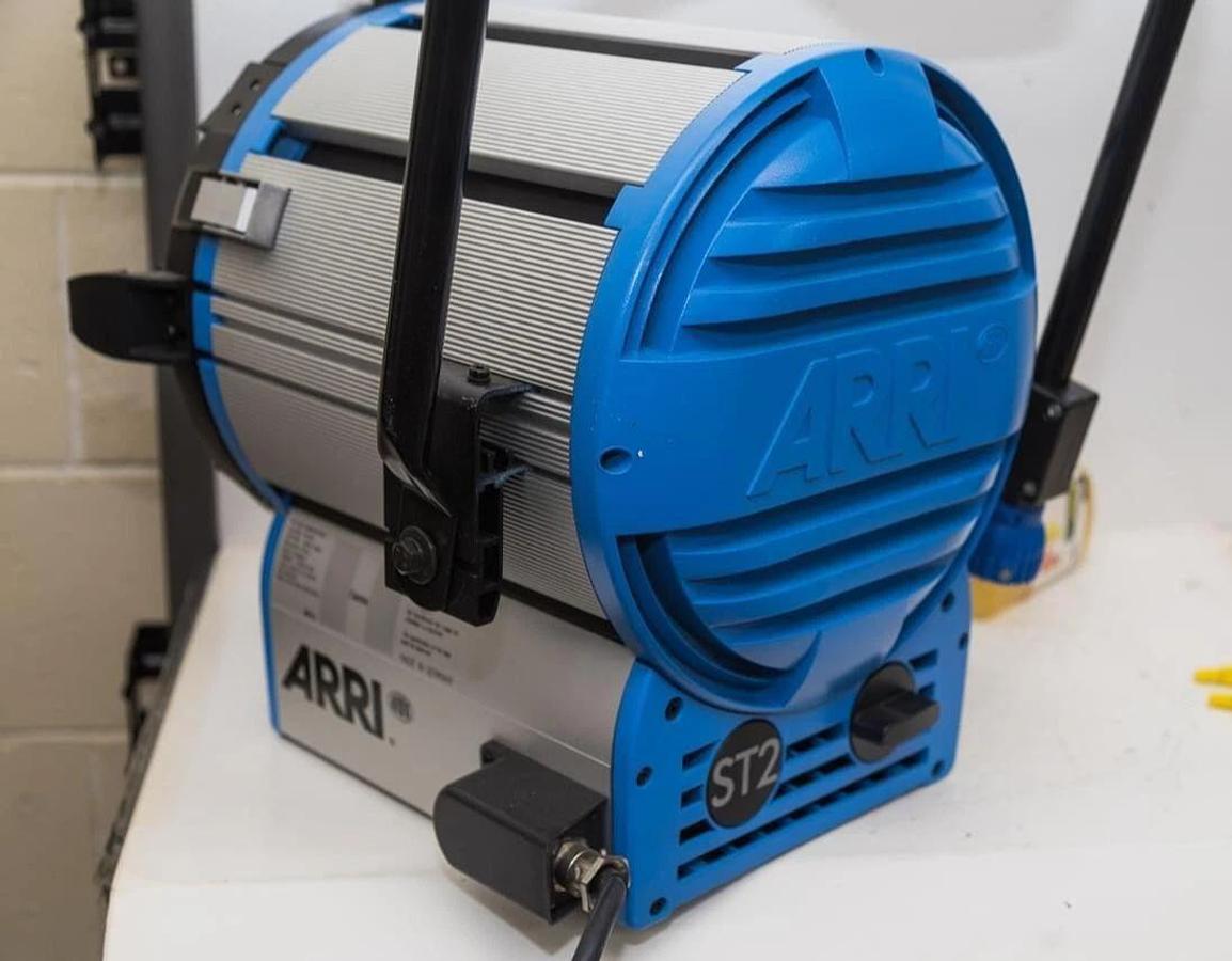 Used ARRI ST2 10" 2000W True Blue Studio Fresnel Light L1.40750.H / TESTED
