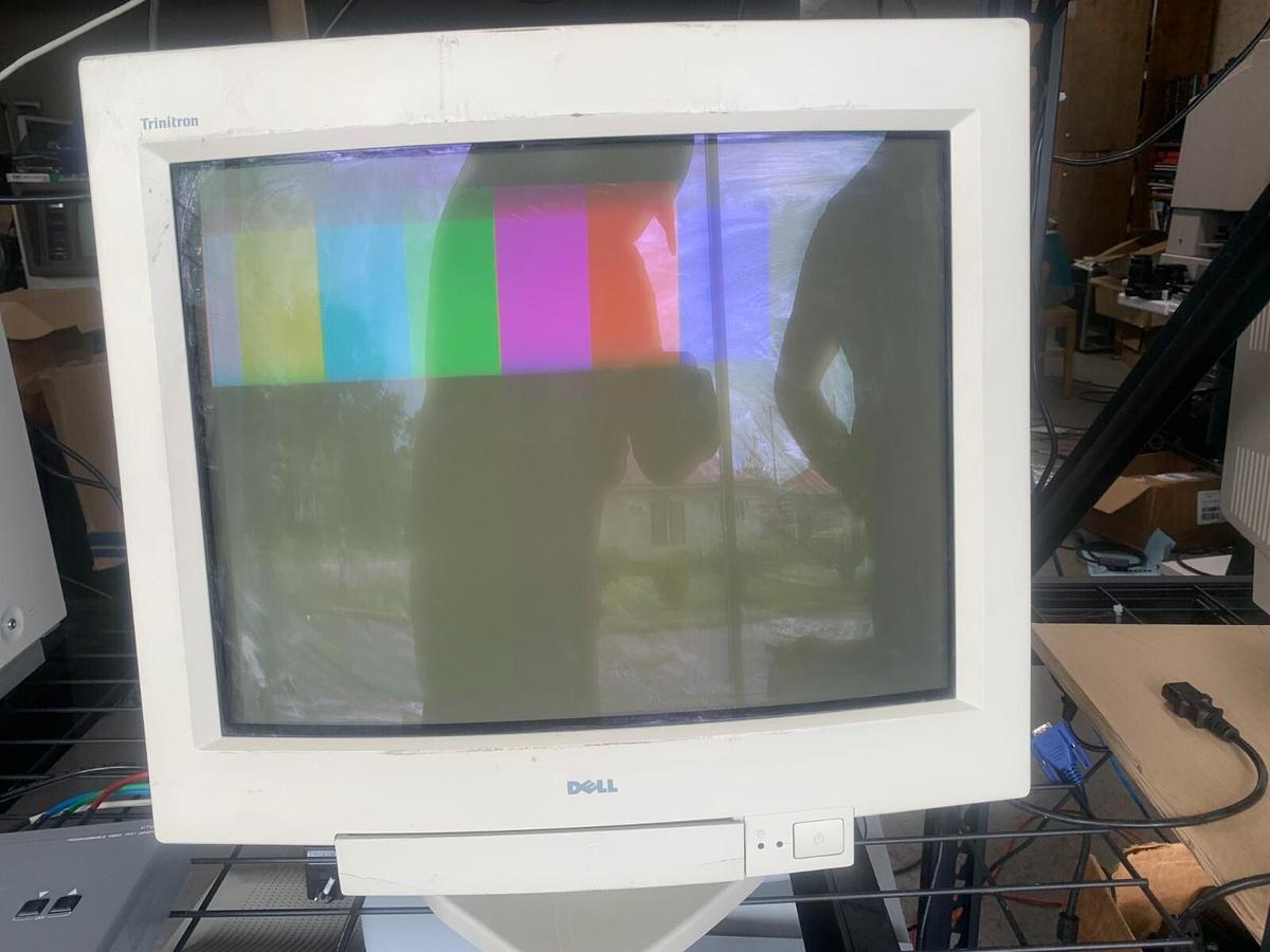 Used DELL 19" Color Graphic ULTRA SCAN Trinitron D2026T