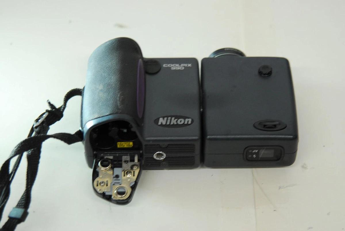 Used Nikon Coolpix 990 E990 3.34MP Digital Camera