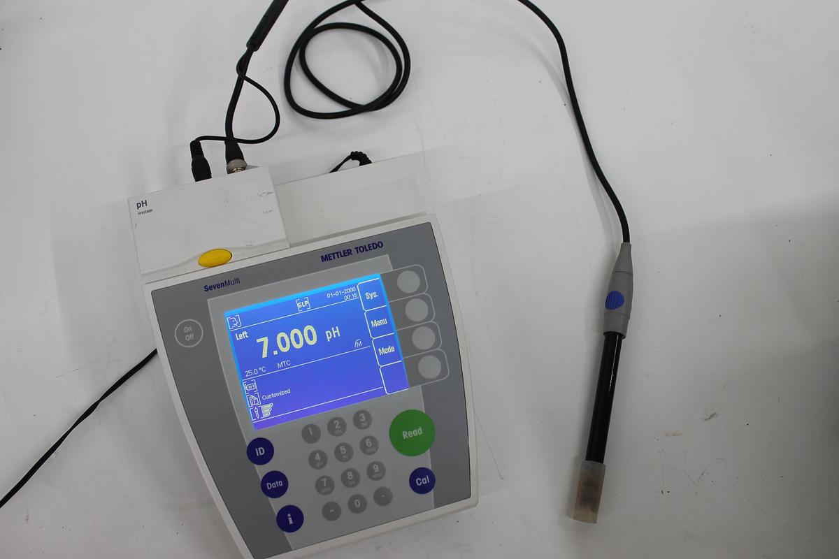 Used Mettler Toledo SevenMulti pH Conductivity Meter w/ Probe and Power Supply