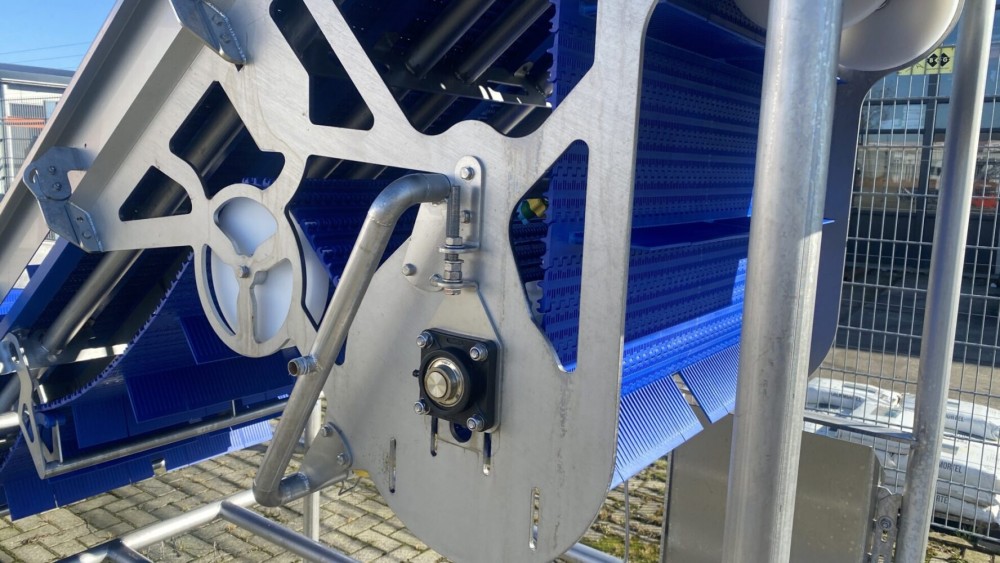 Conveyor belt with cleaning system