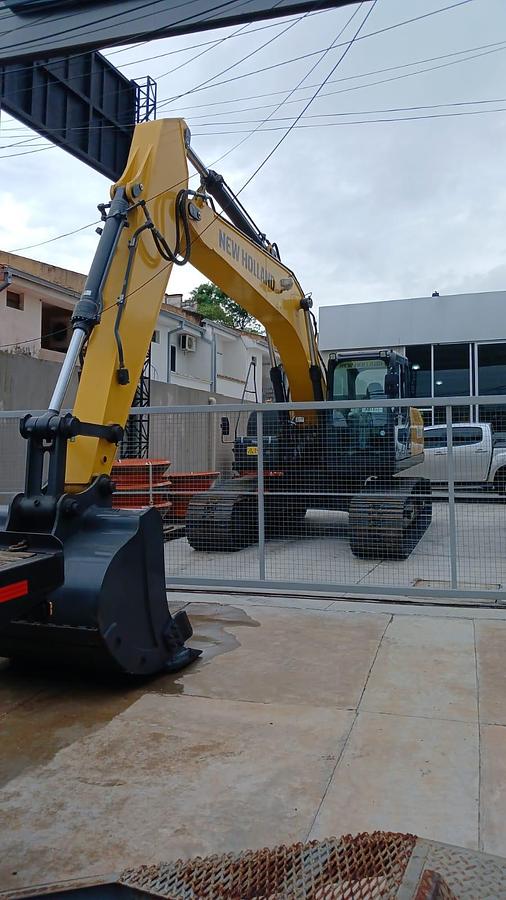 EXCAVADORA NEW HOLLAND E215C