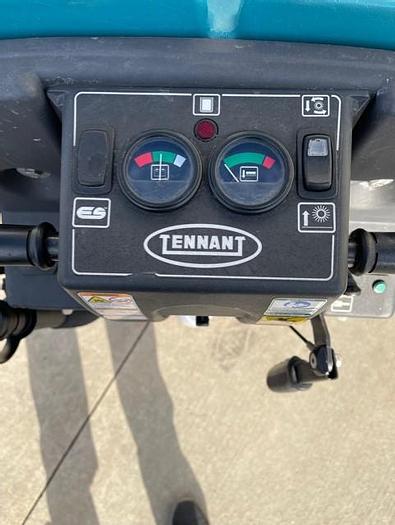 Used TENNANT 5700-800C WALK-BEHIND FLOOR SCRUBBER (BATTERY)