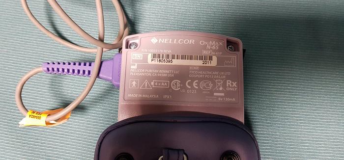 Gebraucht Nellcor OxiMax N-65 Portable Pulse Oximeter mit Sensor DS100A in Silikonhülle.