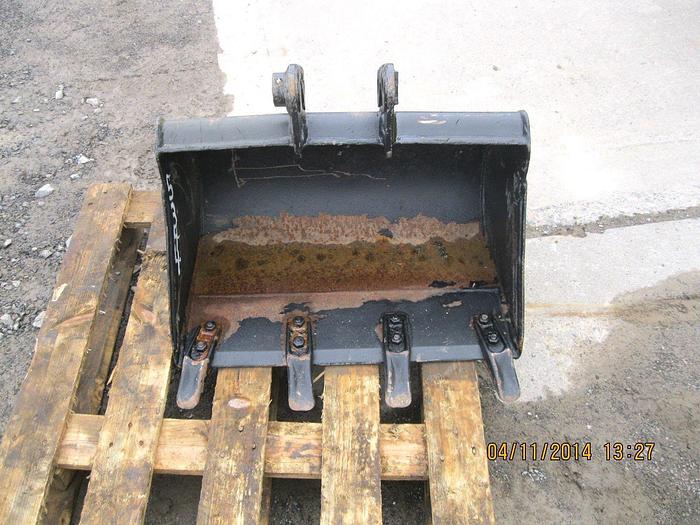 Used 24" GP BUCKET WITH 4 BO:T-OM SHANKS/TEETH, 30mm PIN SIZE, 4 3/4" FACE SPREAD,...