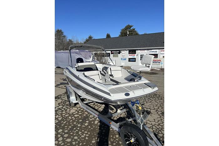 2024 CROWNLINE E210 XS CR-24-01
