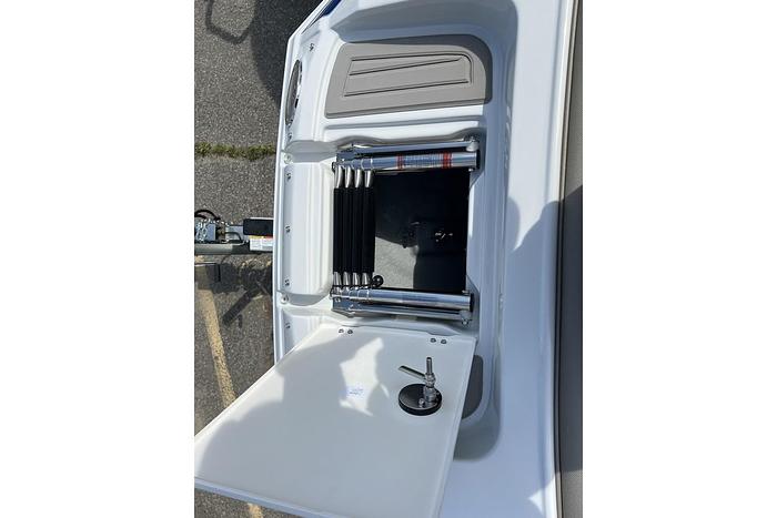 2024 CROWNLINE E220 XS CR-24-02