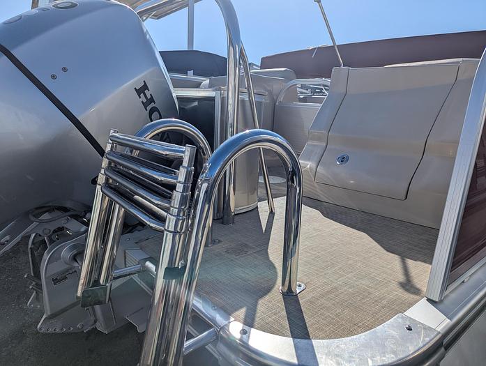 Used 2015 Avalon 2527 Catalina Entertainer