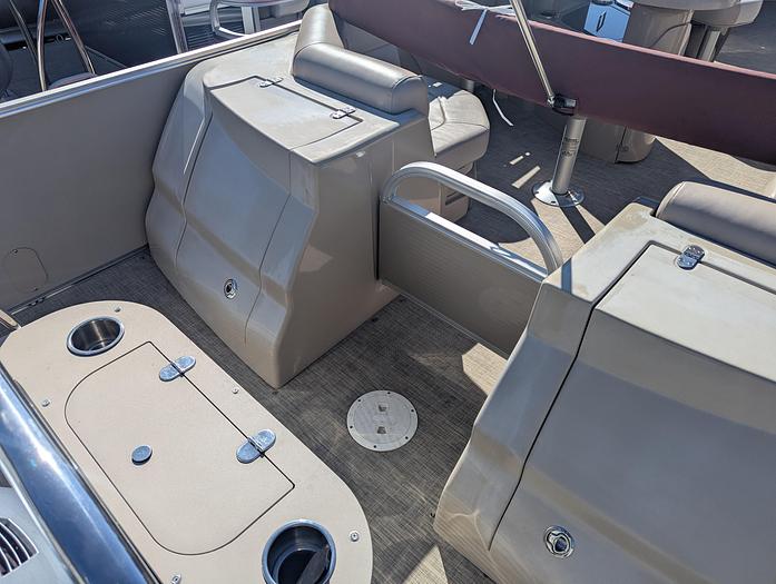Used 2015 Avalon 2527 Catalina Entertainer