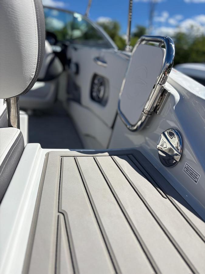 2027 Crownline E220XS