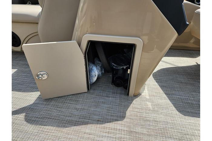 2024 BENTLEY PONTOONS 220 LEGACY NAV WIDE PORT GATE BP-24-07