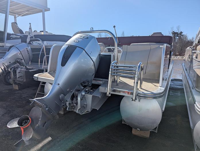 Used 2015 Avalon 2527 Catalina Entertainer