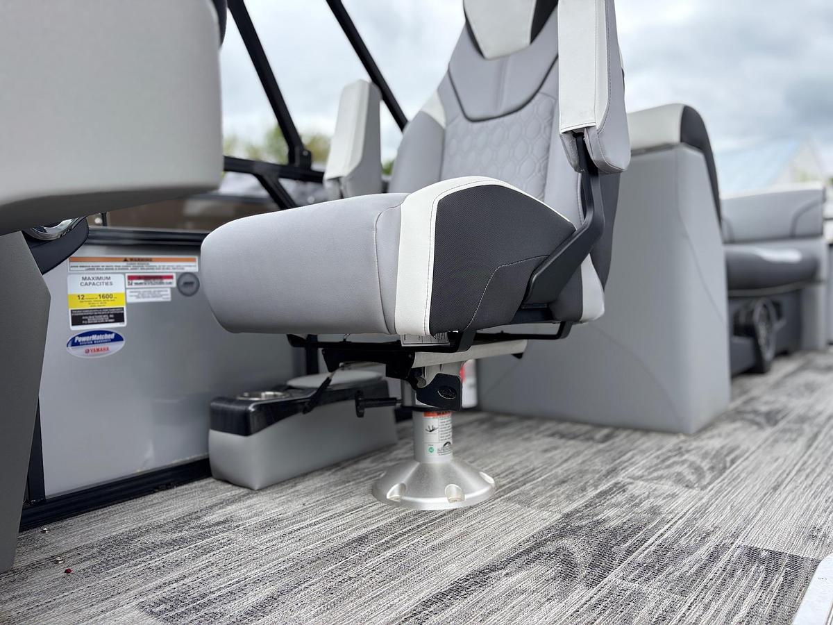 AV-26-35 2385 V85 QUAD LOUNGE TRITOON