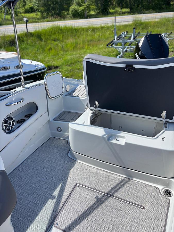 2027 Crownline E220XS