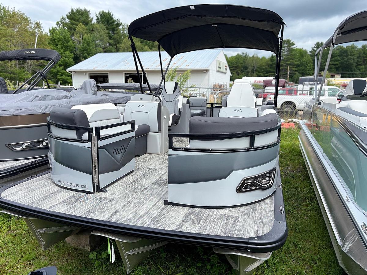 AV-26-35 2385 V85 QUAD LOUNGE TRITOON