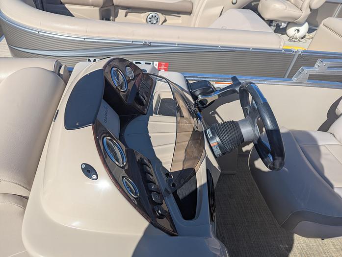 Used 2015 Avalon 2527 Catalina Entertainer