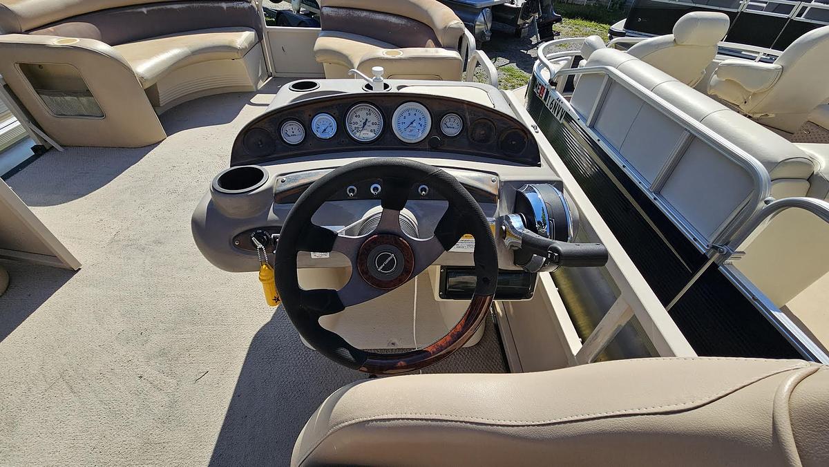 Used 2002 Crestliner 20' pontoon