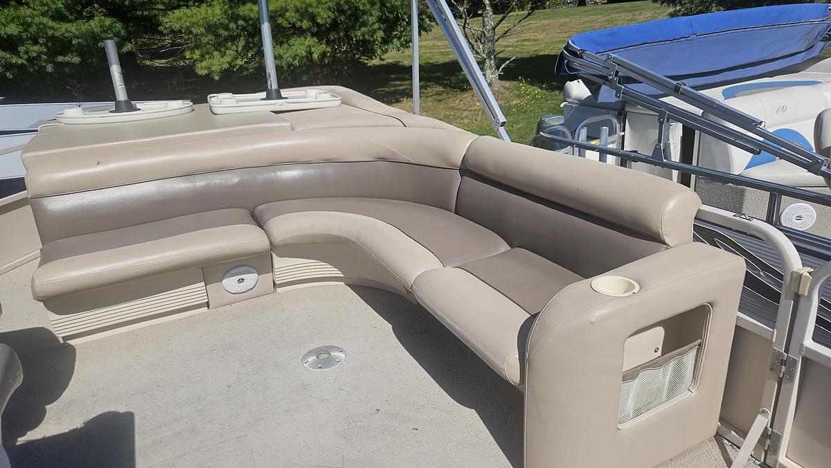 Used 2002 Crestliner 20' pontoon
