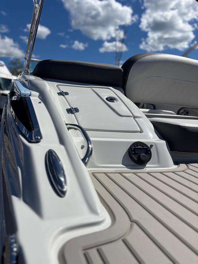 2027 Crownline E220XS