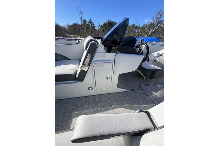 2024 CROWNLINE E210 XS CR-24-01
