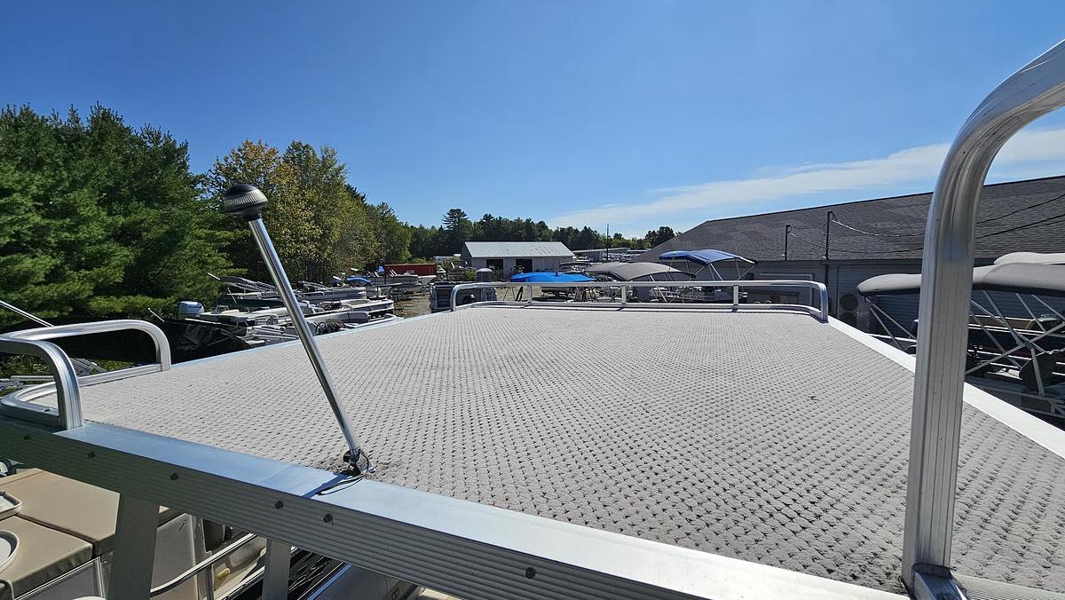 Used 2010 Avalon Tahoe 2425 Funship