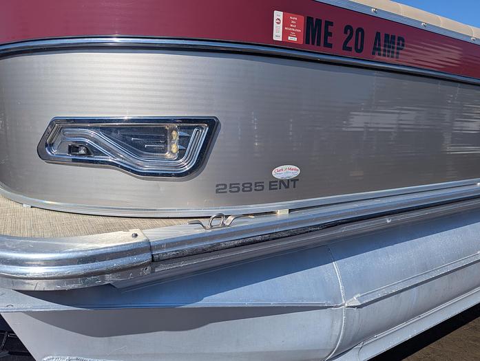 Used 2015 Avalon 2527 Catalina Entertainer