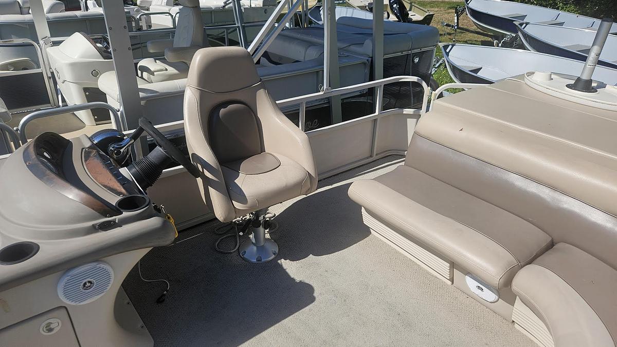 Used 2002 Crestliner 20' pontoon