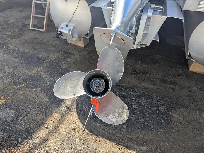 Used 2015 Avalon 2527 Catalina Entertainer