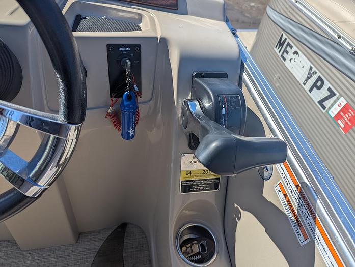 Used 2015 Avalon 2527 Catalina Entertainer