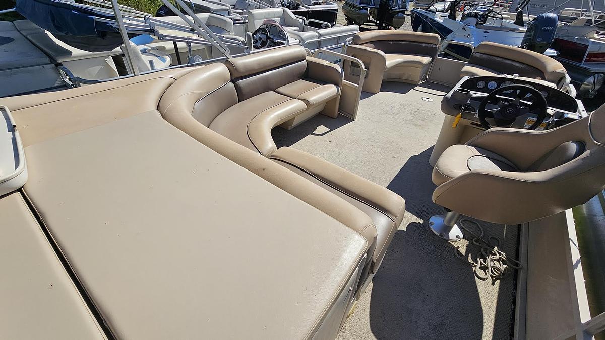 Used 2002 Crestliner 20' pontoon