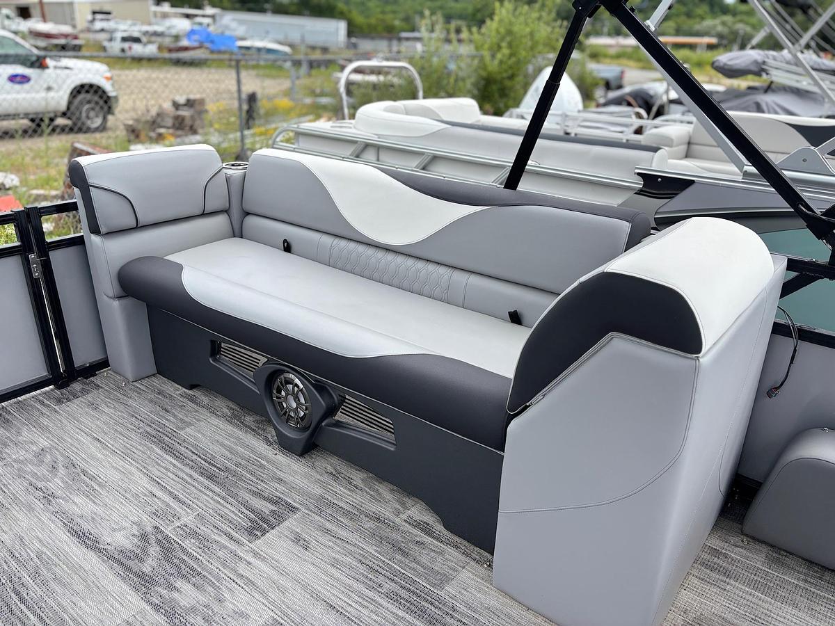 AV-26-35 2385 V85 QUAD LOUNGE TRITOON