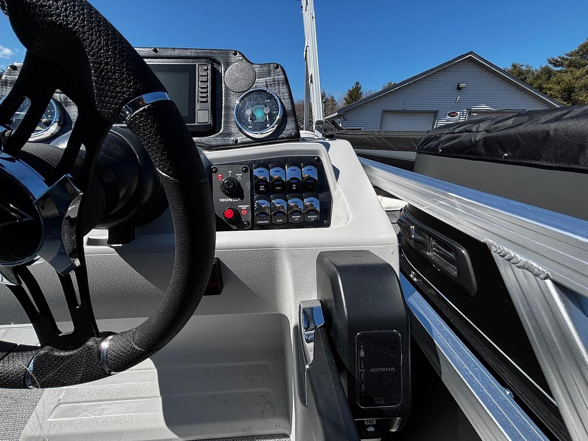 2026 Avalon 2185 VEN RF TRI