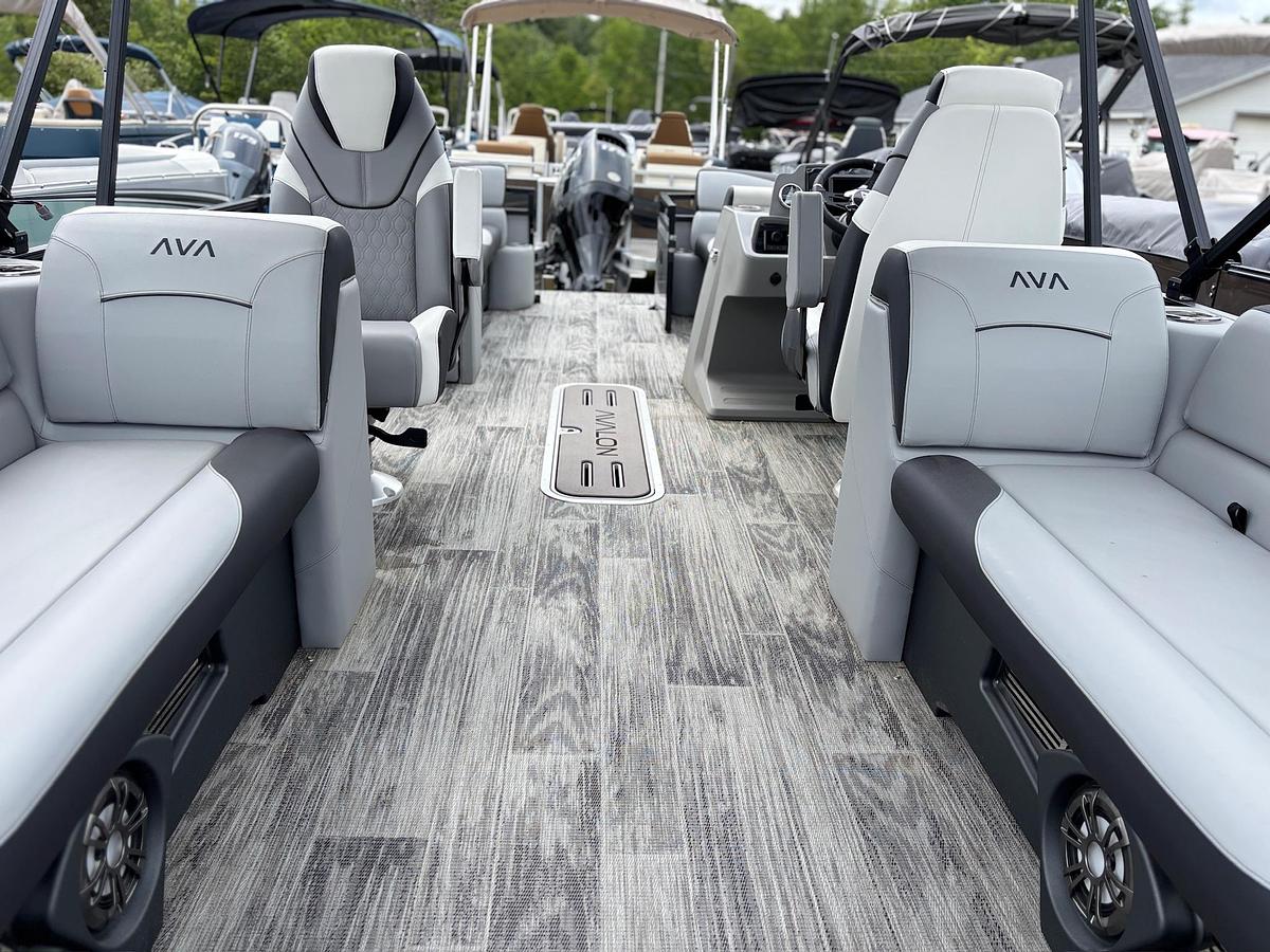 AV-26-35 2385 V85 QUAD LOUNGE TRITOON