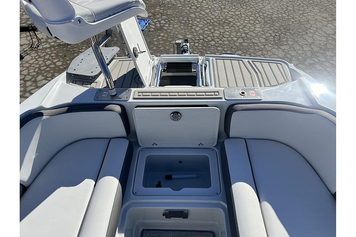 2024 CROWNLINE E210 XS CR-24-01