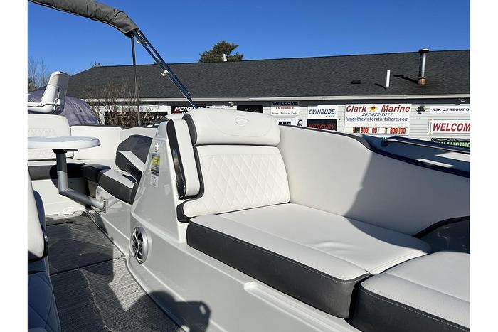 2024 CROWNLINE E210 XS CR-24-01