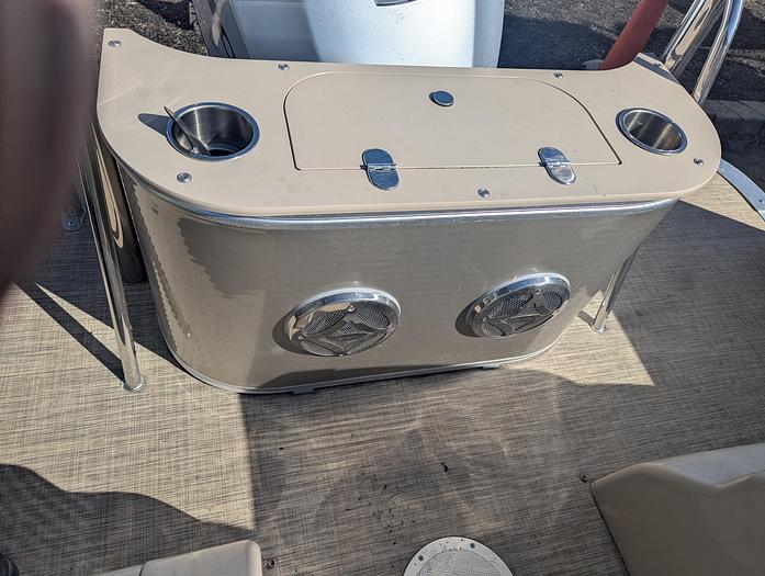 Used 2015 Avalon 2527 Catalina Entertainer