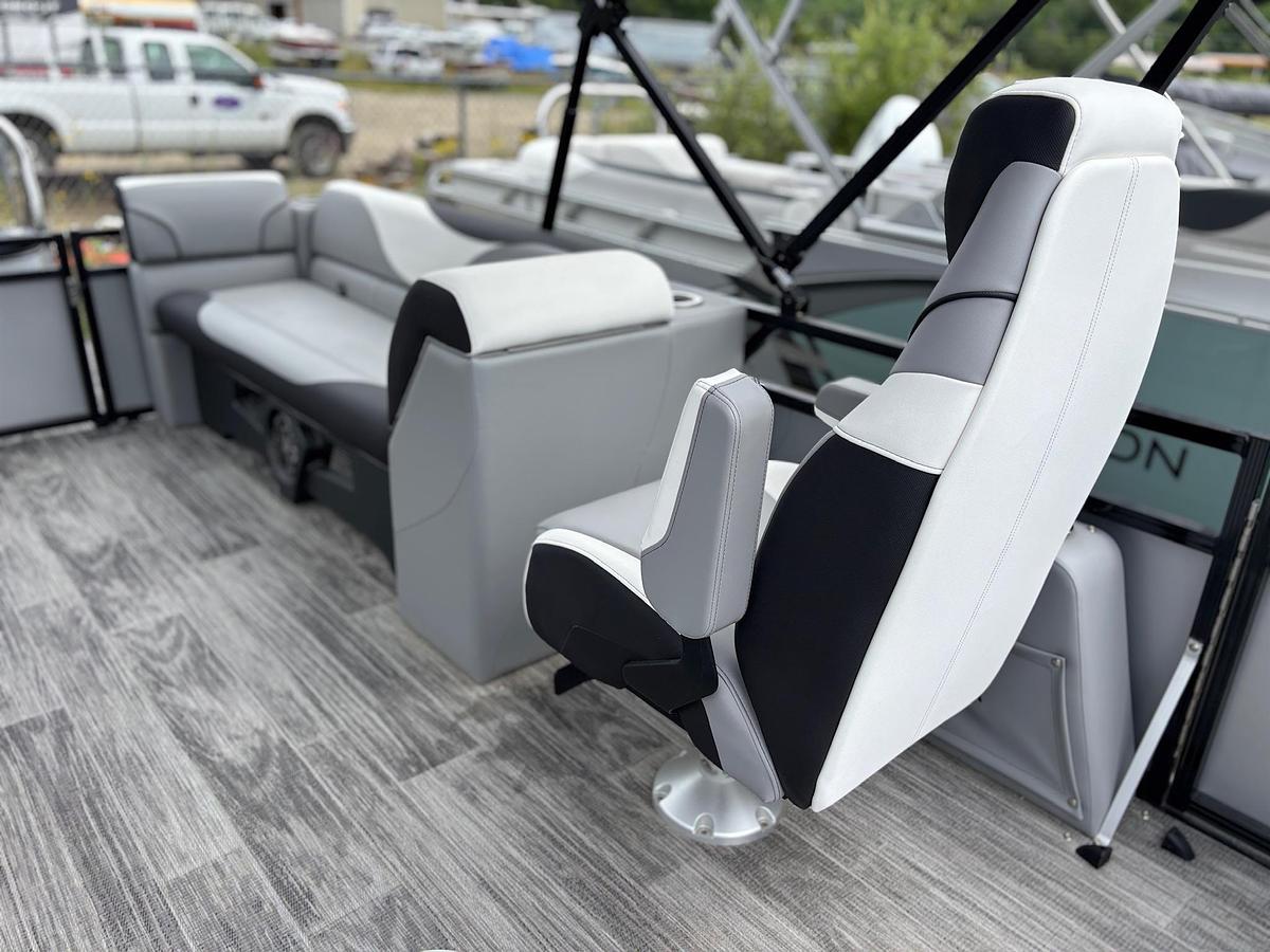 AV-26-35 2385 V85 QUAD LOUNGE TRITOON